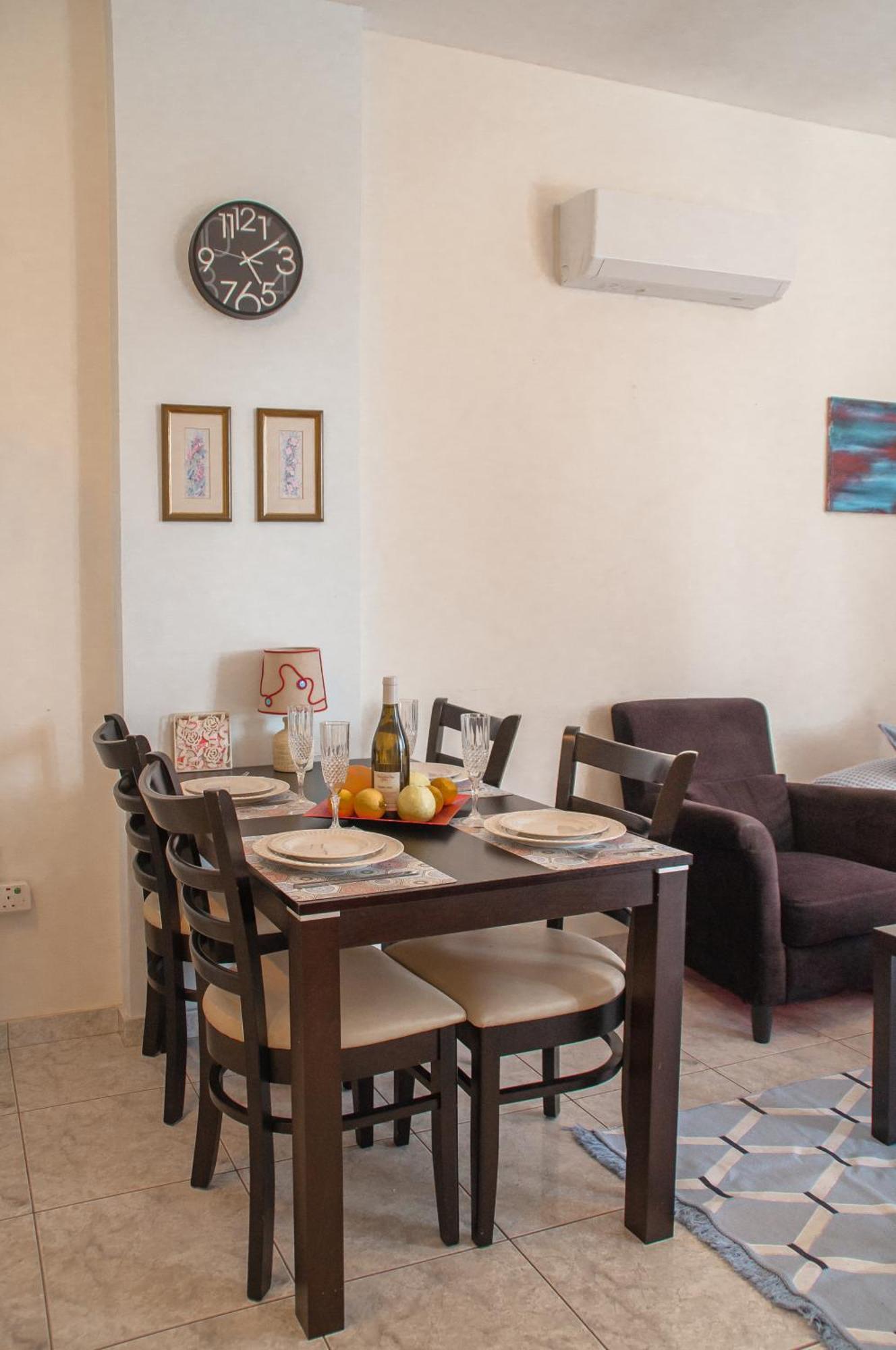 Cozy 1 Bedroom Apartment In Walking Distance To The Municipal Beach Paphos Exterior foto